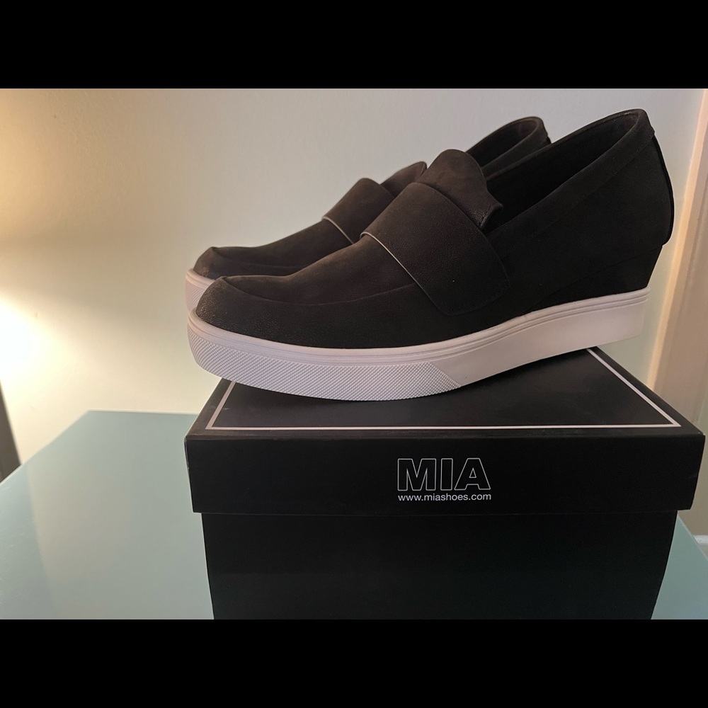 Black wedge casual booties